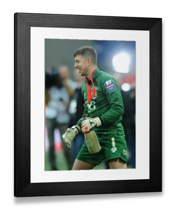 Framed Print : Bristol City FC: Frank Fielding's Triumphant Johnstone Paint Trophy Victory