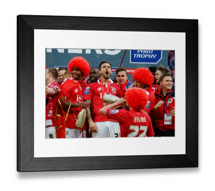 Framed Print : Bristol City FC: Marlon Pack Celebrates Johnstones Paint Trophy Victory over Walsall