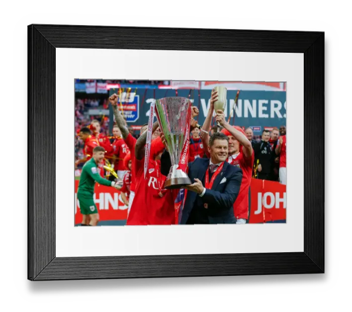 Framed Print : Bristol City Lift Johnstones Paint Trophy: Manager Steve Cotterill Celebrates with Mark Little and Luke Ayling