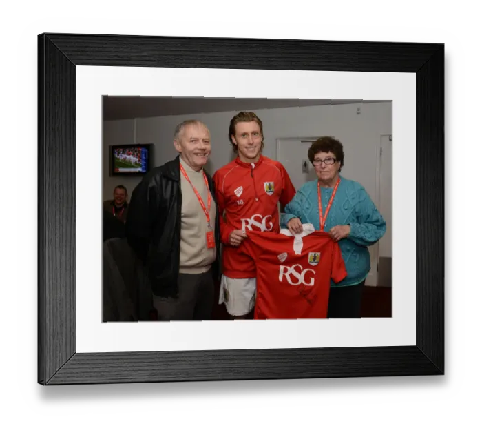 Framed Print : Bristol City's Luke Freeman in Action Against Barnsley, March 2015