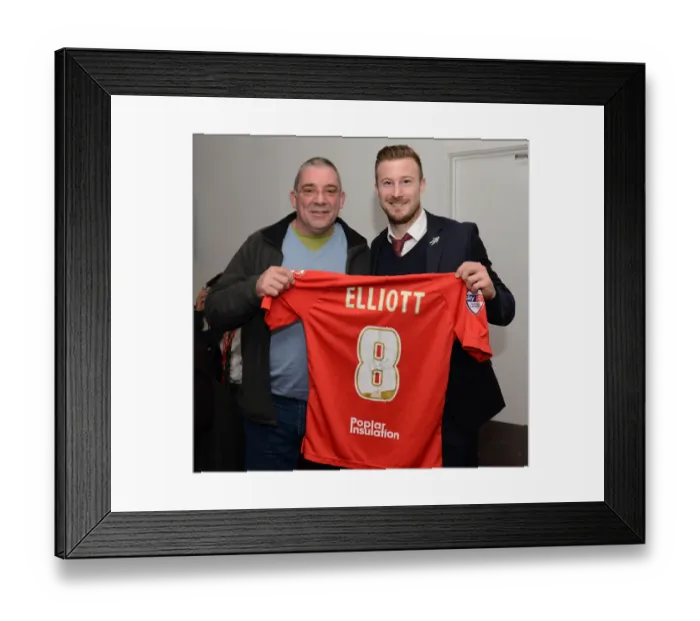 Framed Print : Bristol City's Wade Elliott in Action Against Barnsley, March 2015 Framed Print : Bristol City's Wade Elliott in Action Against Barnsley, March 2015