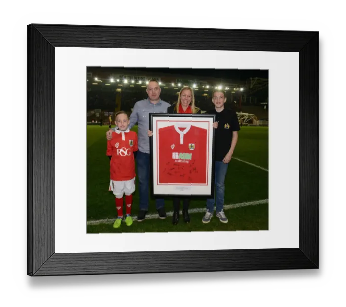 Framed Print : Bristol City vs Swindon Town: Intense Clash in Sky Bet League One (April 2015) Framed Print : Bristol City vs Swindon Town: Intense Clash in Sky Bet League One (April 2015)
