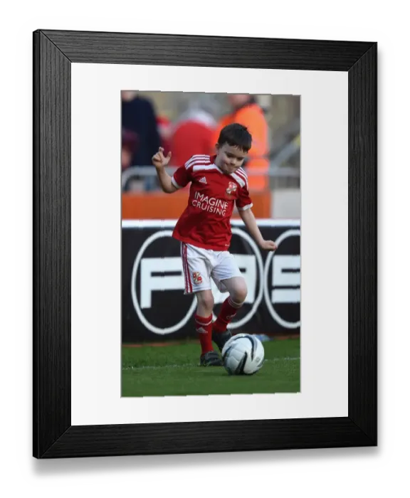 Framed Print : Sky Bet League One Showdown: Bristol City vs Swindon Town at Ashton Gate Stadium - 8 April 2015 Framed Print : Sky Bet League One Showdown: Bristol City vs Swindon Town at Ashton Gate Stadium - 8 April 2015