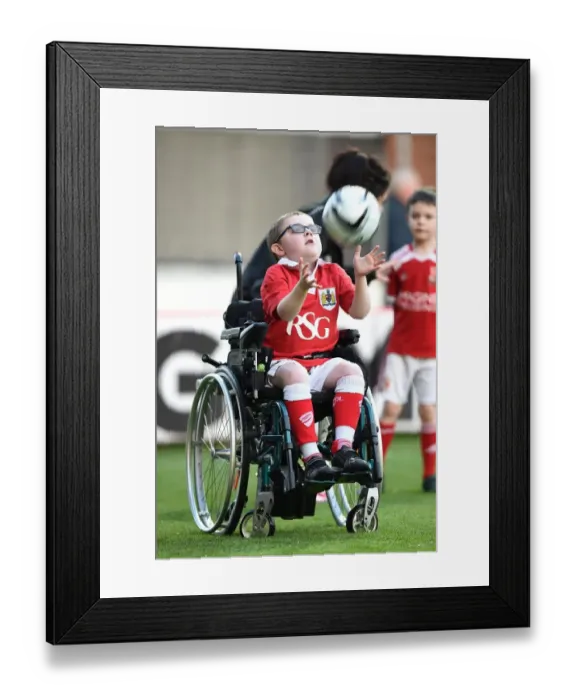 Framed Print : Electric Atmosphere: Bristol City vs Swindon Town at Ashton Gate, Sky Bet League One, 8 April 2015 Framed Print : Electric Atmosphere: Bristol City vs Swindon Town at Ashton Gate, Sky Bet League One, 8 April 2015
