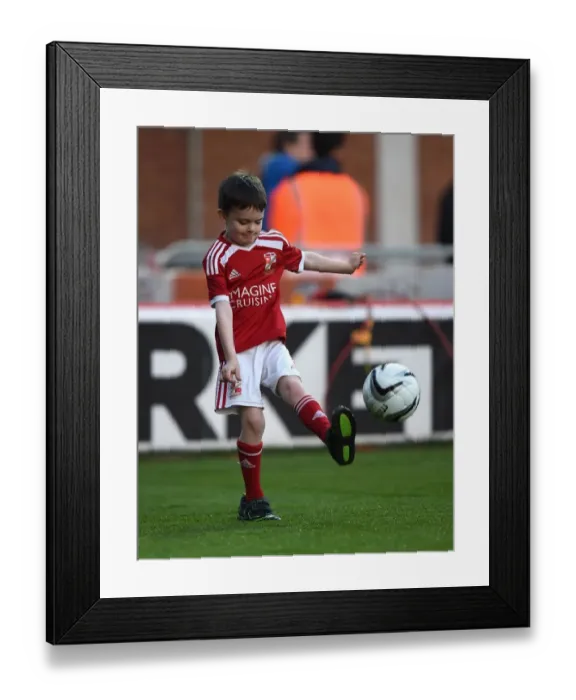 Framed Print : Bristol City vs Swindon Town: Sky Bet League One Clash at Ashton Gate Stadium (April 8, 2015) Framed Print : Bristol City vs Swindon Town: Sky Bet League One Clash at Ashton Gate Stadium (April 8, 2015)