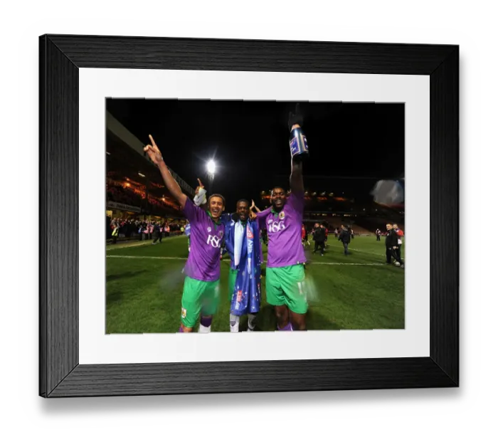 Framed Print : Bristol City Celebrates Promotion to Sky Bet League One after Winning against Bradford City (14 / 04 / 2015) Framed Print : Bristol City Celebrates Promotion to Sky Bet League One after Winning against Bradford City (14 / 04 / 2015)
