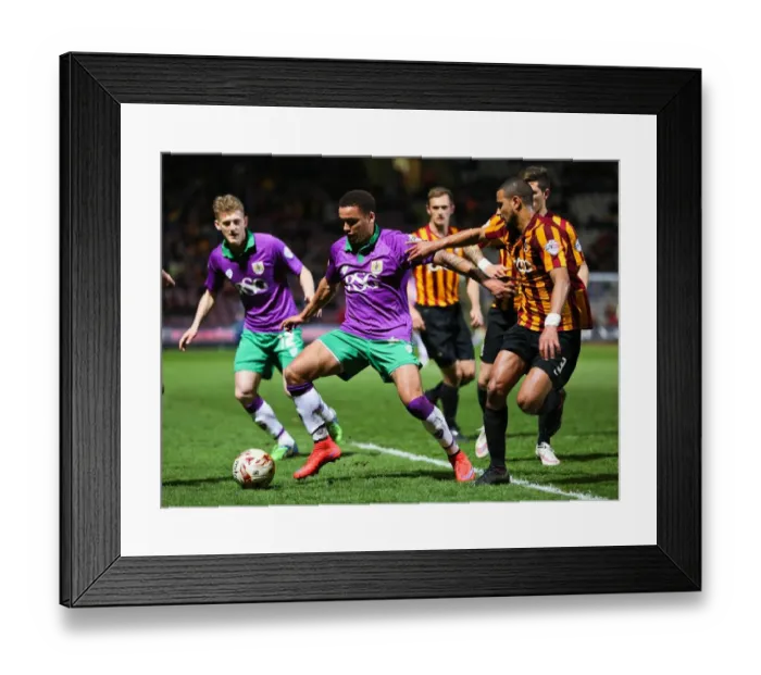 Framed Print : James Tavernier's Thrilling Attack: A Pivotal Moment in Bradford City vs. Bristol City's Promotion Battle, April 2015 Framed Print : James Tavernier's Thrilling Attack: A Pivotal Moment in Bradford City vs. Bristol City's Promotion Battle, April 2015