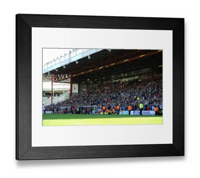 Framed Print : Bristol City Fans in the Williams Stand - Sky Bet League One Clash Against Coventry City, 2015 Framed Print : Bristol City Fans in the Williams Stand - Sky Bet League One Clash Against Coventry City, 2015