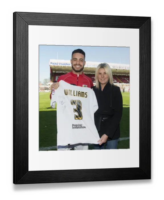 Framed Print : Action-Packed Moment: Derrick Williams in Bristol City Colors vs Coventry City, Ashton Gate, 2015