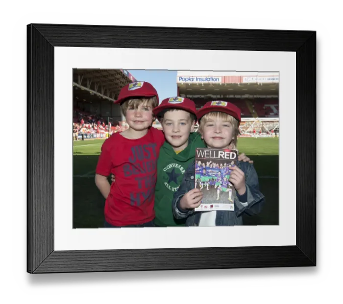 Framed Print : Intense Moment at Ashton Gate: League One Rivalry Between Bristol City and Coventry City (18 / 04 / 2015)