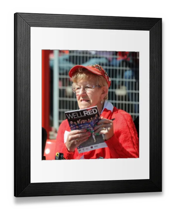 Framed Print : Bristol City vs Coventry City: Intense Moment at Ashton Gate Stadium, April 2015 Framed Print : Bristol City vs Coventry City: Intense Moment at Ashton Gate Stadium, April 2015