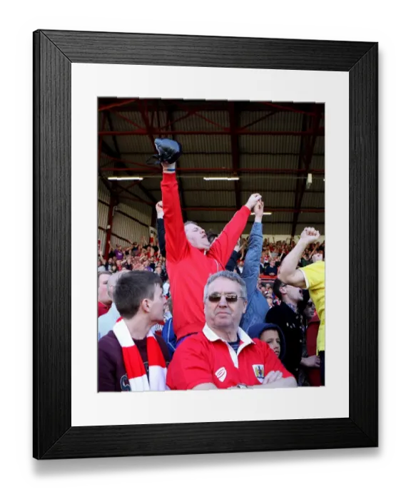 Framed Print : Passionate Moments: Bristol City Fans in Action during Sky Bet League One Match against Coventry City, April 2015 Framed Print : Passionate Moments: Bristol City Fans in Action during Sky Bet League One Match against Coventry City, April 2015