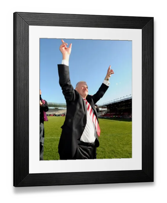 Framed Print : Bristol City's Championship Victory: Steve Lansdown's Emotional Celebration (18 / 04 / 2015) Framed Print : Bristol City's Championship Victory: Steve Lansdown's Emotional Celebration (18 / 04 / 2015)