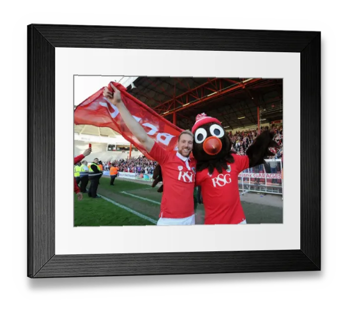 Framed Print : Bristol City's Scott Wagstaff and Scrumpy the Robin Celebrate Goal against Coventry City, April 2015