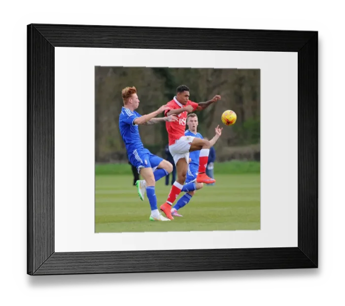 Framed Print : Intense Rivalry: Marley Bishop vs Josh Yorwerry at Failand Training Ground Framed Print : Intense Rivalry: Marley Bishop vs Josh Yorwerry at Failand Training Ground