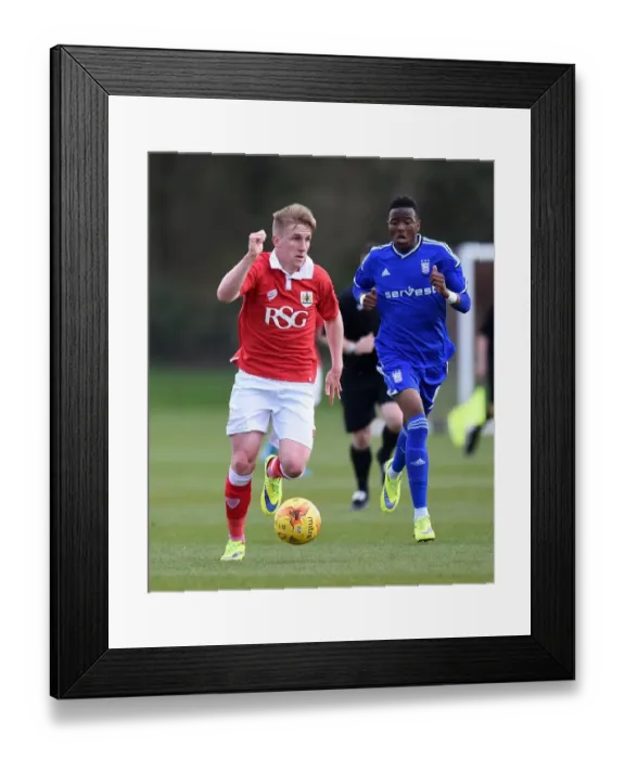 Framed Print : Connor Lemonheigh-Evans in Focus: Training Intensely with Bristol City, October 2014