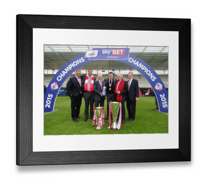Framed Print : Bristol City FC: Celebrating League One and JPT Trophy Victories (May 2015) Framed Print : Bristol City FC: Celebrating League One and JPT Trophy Victories (May 2015)