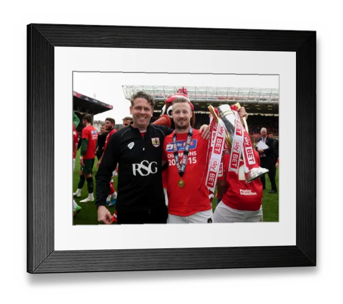 Framed Print : Bristol City's Wade Elliott Lifts Double: League One and JPT Trophies (3 May 2015) Framed Print : Bristol City's Wade Elliott Lifts Double: League One and JPT Trophies (3 May 2015)