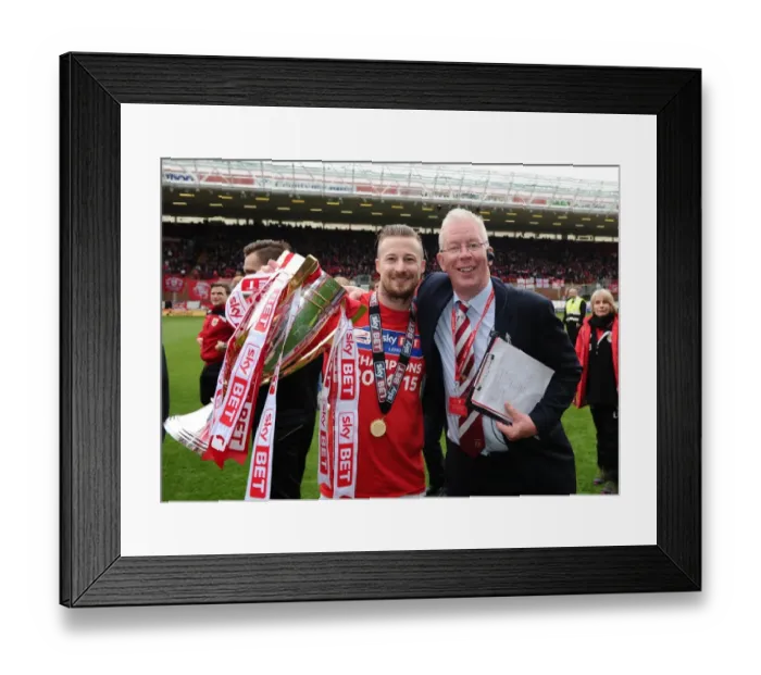 Framed Print : Bristol City: Double Victory Celebration - Wade Elliott Lifts Sky Bet League One and JPT Trophies (3 May 2015)