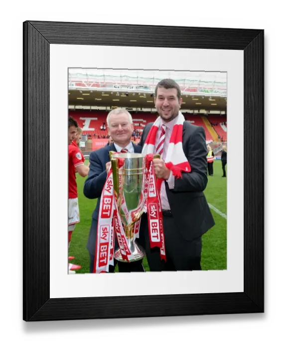 Framed Print : Bristol City FC: Steve and Jon Lansdown Hold the Sky Bet League One Trophy (03.05.2015) Framed Print : Bristol City FC: Steve and Jon Lansdown Hold the Sky Bet League One Trophy (03.05.2015)