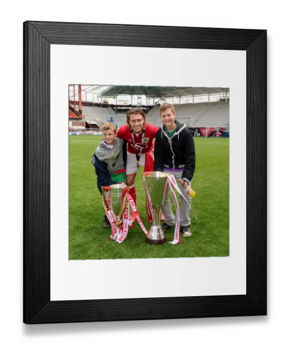 Framed Print : Bristol City's Final Push for Promotion: Showdown with Walsall at Ashton Gate (May 2015) Framed Print : Bristol City's Final Push for Promotion: Showdown with Walsall at Ashton Gate (May 2015)