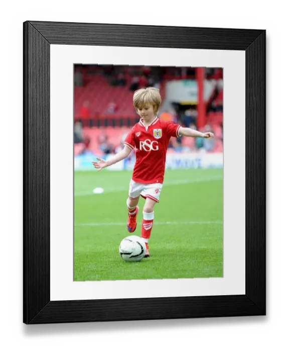Framed Print : Battle for Championship Status: Bristol City vs. Walsall at Ashton Gate, May 2015 Framed Print : Battle for Championship Status: Bristol City vs. Walsall at Ashton Gate, May 2015