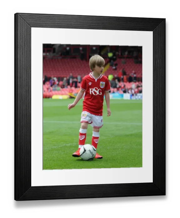 Framed Print : Showdown at Ashton Gate: Exciting Rivalry between Bristol City and Walsall, Sky Bet League One, May 3, 2015