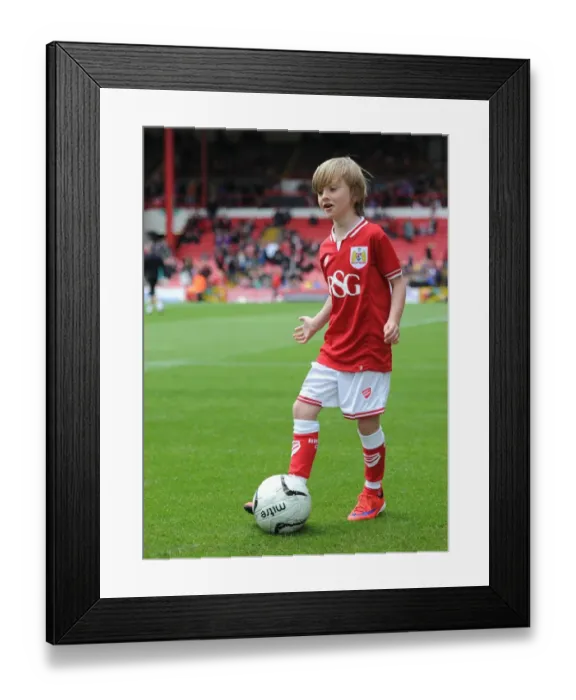 Framed Print : Battle for Promotion: Bristol City vs Walsall - Sky Bet League One Showdown at Ashton Gate, May 2015