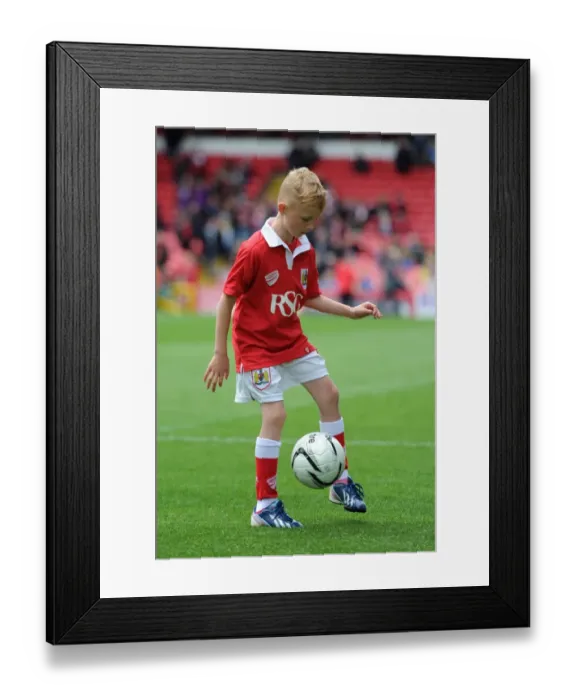 Framed Print : Bristol City vs Walsall: Showdown at Ashton Gate (May 3, 2015) Framed Print : Bristol City vs Walsall: Showdown at Ashton Gate (May 3, 2015)