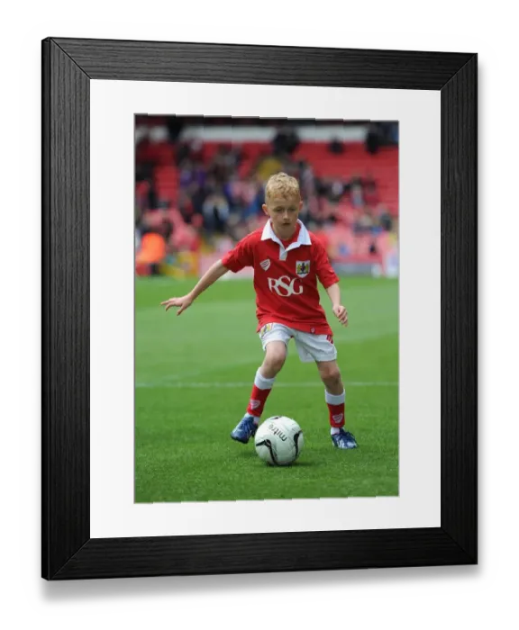 Framed Print : Thrilling Sky Bet League One Clash: Bristol City vs Walsall at Ashton Gate (May 3, 2015)