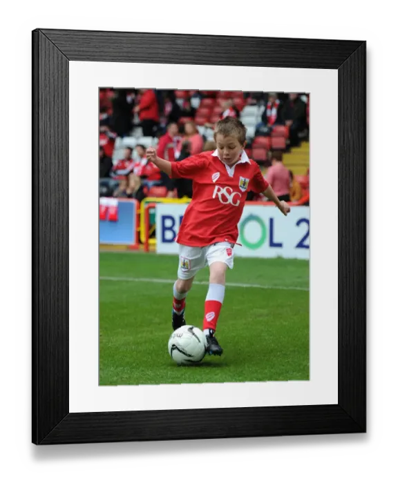 Framed Print : Bristol City vs Walsall: A Football Rivalry Flares in the Sky Bet League One Clash at Ashton Gate, May 2015 Framed Print : Bristol City vs Walsall: A Football Rivalry Flares in the Sky Bet League One Clash at Ashton Gate, May 2015
