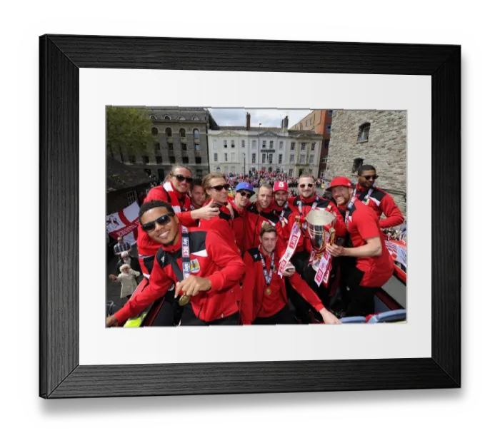 Framed Print : Bristol City FC: Champions Bus Parade - Triumphant Open Top Tour, May 2015 (Joe Meredith / JMP) Framed Print : Bristol City FC: Champions Bus Parade - Triumphant Open Top Tour, May 2015 (Joe Meredith / JMP)