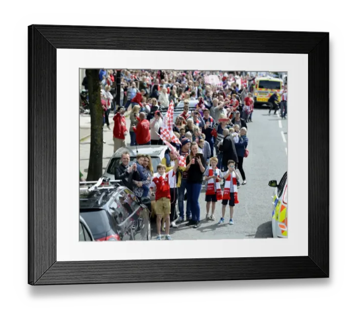 Framed Print : Thousands Turn Out for Euphoric Bristol City Welcome-Home Parade Framed Print : Thousands Turn Out for Euphoric Bristol City Welcome-Home Parade