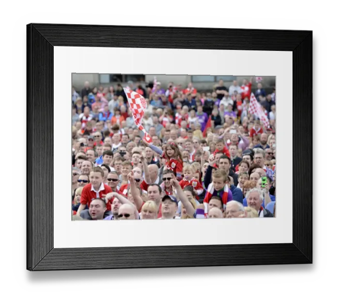 Framed Print : Thousands of Passionate Bristol City Fans Pack Lloyds Amphitheater for the 2015 Celebration Tour Framed Print : Thousands of Passionate Bristol City Fans Pack Lloyds Amphitheater for the 2015 Celebration Tour