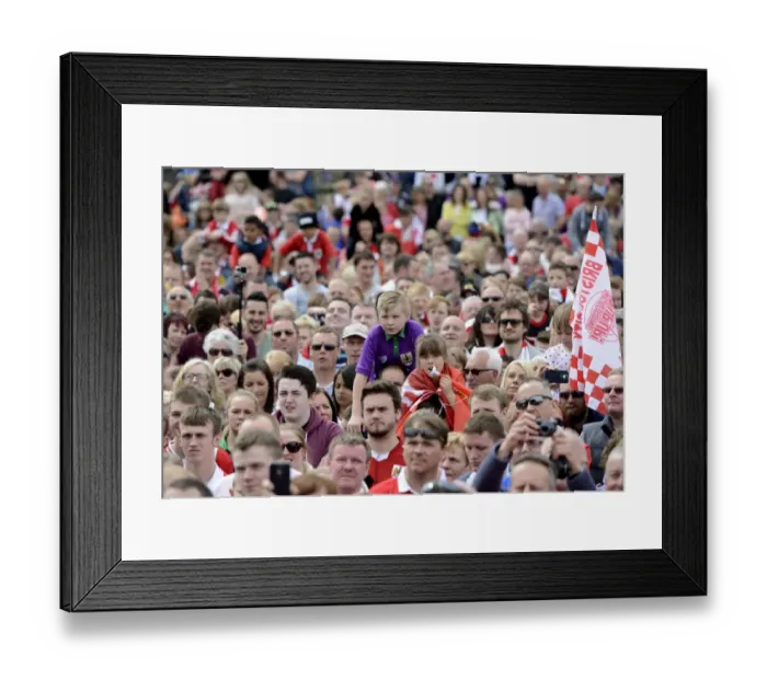 Framed Print : Thousands of Passionate Bristol City Fans Pack Lloyds Amphitheater for the 2015 Celebration Tour Framed Print : Thousands of Passionate Bristol City Fans Pack Lloyds Amphitheater for the 2015 Celebration Tour