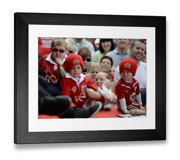 Framed Print : Thousands of Passionate Bristol City FC Fans Pack Lloyds Amphitheater for Celebration Tour (2015)