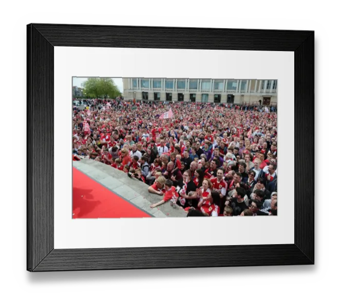 Framed Print : Thousands of Passionate Bristol City FC Fans Pack Lloyds Amphitheater (2015) Framed Print : Thousands of Passionate Bristol City FC Fans Pack Lloyds Amphitheater (2015)