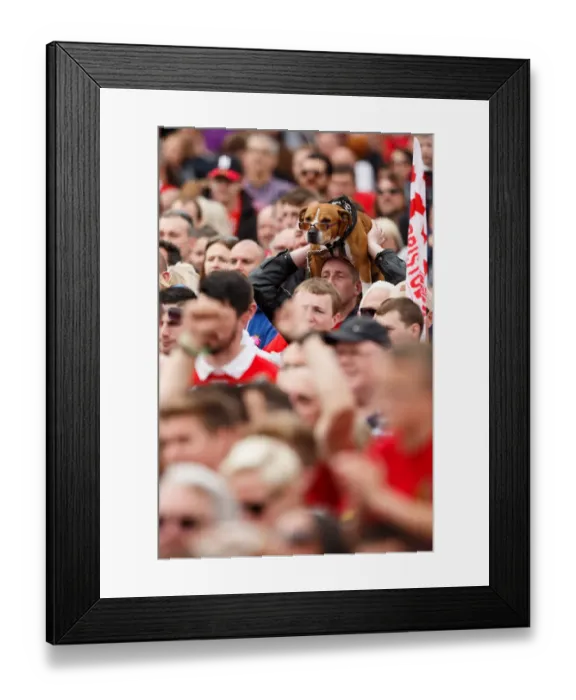 Framed Print : Thousands Celebrate: Bristol City's Spectacular Bus Parade after Winning League 1 and Johnstones Paint Trophy Titles
