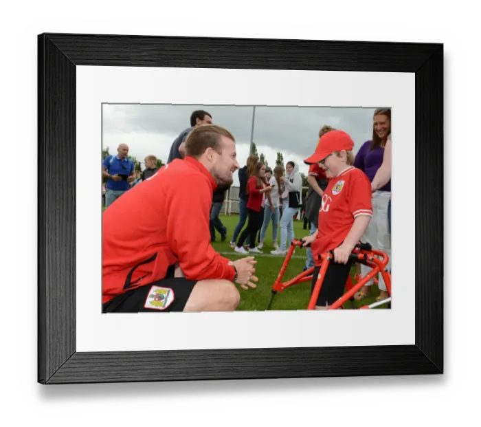 Framed Print : Bristol City FC: Oskar Pycroft in Deep Conversation with Wade Elliott at Pre-Season Friendly, 2015