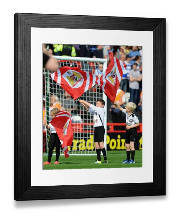 Framed Print : Young Flag Bearers of Portishead Town FC at Bristol City vs Reading, 2015 Framed Print : Young Flag Bearers of Portishead Town FC at Bristol City vs Reading, 2015