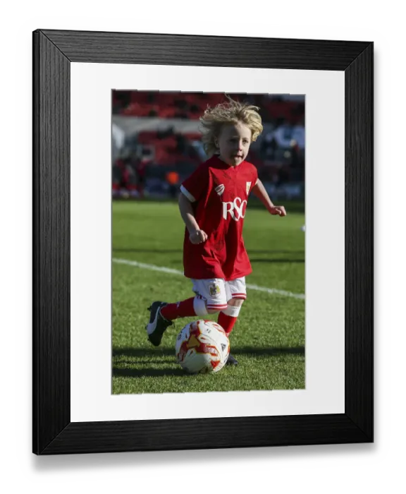 Framed Print : Bristol City vs Hull City Clash: Football Action at Aston Gate Stadium, Sky Bet Championship (November 2015)