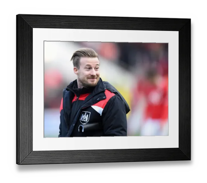 Framed Print : Wade Elliott Rallies Bristol City in Sky Bet Championship Clash against Middlesbrough at Ashton Gate Stadium (January 2016)