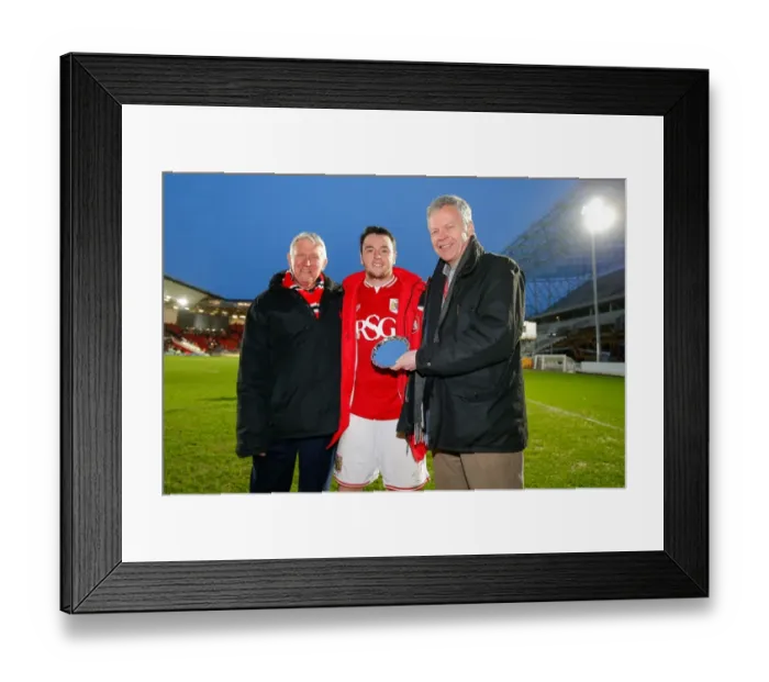 Framed Print : Bristol City: Lee Tomlin Receives Man of the Match Award vs. Birmingham City (January 2016) Framed Print : Bristol City: Lee Tomlin Receives Man of the Match Award vs. Birmingham City (January 2016)