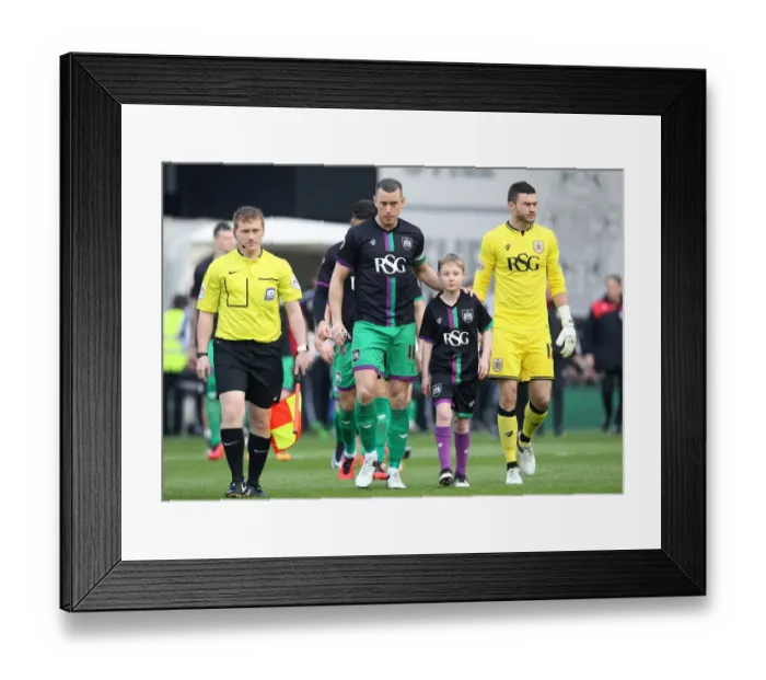 Framed Print : Aaron Wilbraham Leads Bristol City at Craven Cottage, Fulham Championship Match, 2016