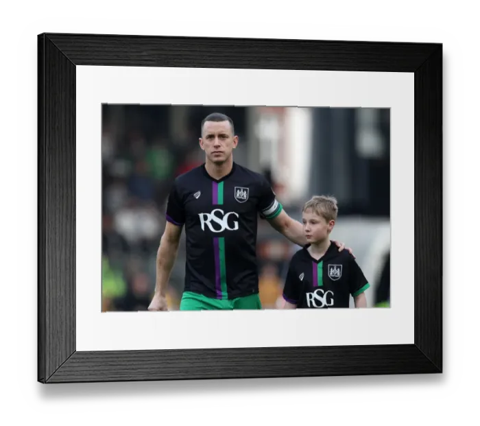 Framed Print : Aaron Wilbraham Leads Bristol City Charge at Craven Cottage, Sky Bet Championship 2016 Framed Print : Aaron Wilbraham Leads Bristol City Charge at Craven Cottage, Sky Bet Championship 2016
