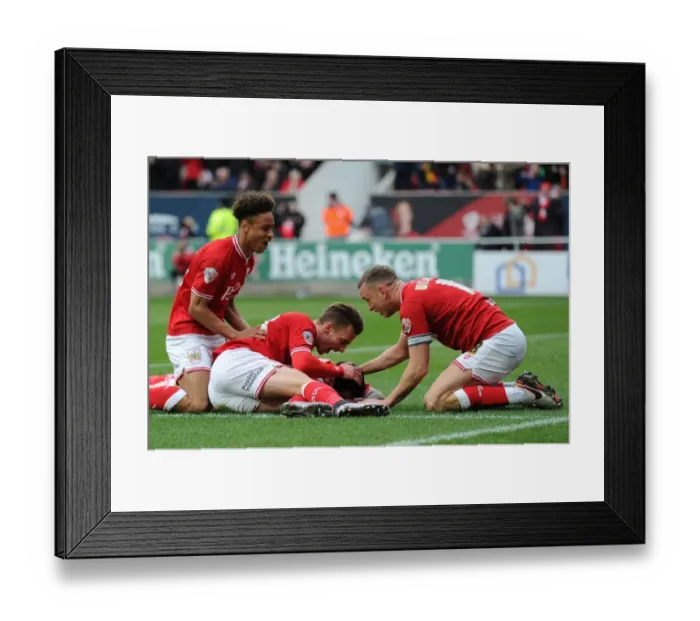Framed Print : Bristol City Celebrate Lee Tomlin's Goal Against Bolton Wanderers (19-03-2016) Framed Print : Bristol City Celebrate Lee Tomlin's Goal Against Bolton Wanderers (19-03-2016)