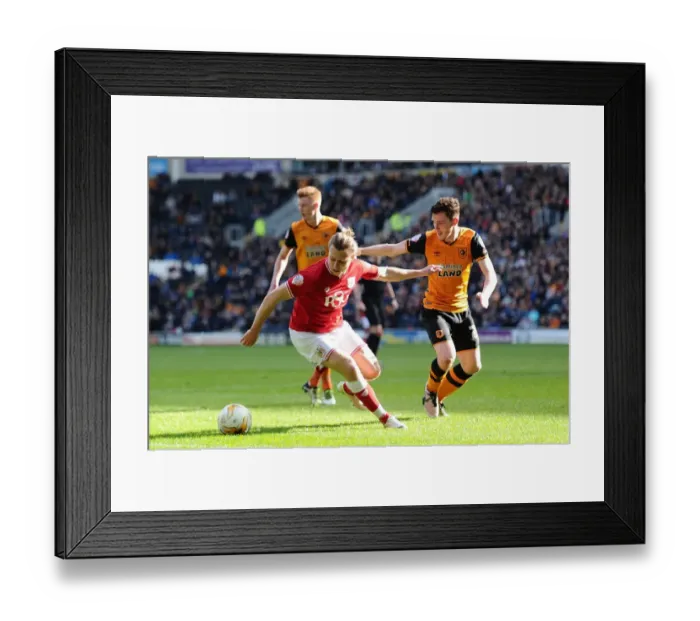 Framed Print : Bristol City's Luke Freeman Battles for Control Amidst Hull City Pressure (Sky Bet Championship, 02.04.2016)