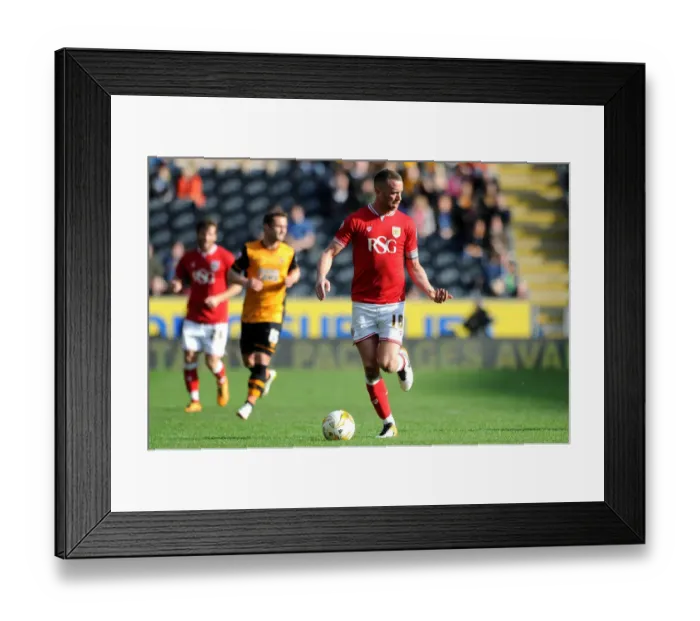 Framed Print : Aaron Wilbraham's Determined Performance: Hull City vs. Bristol City, Sky Bet Championship (02.04.2016)