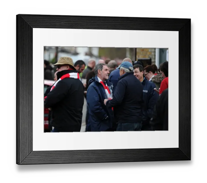 Framed Print : Bristol City Fans Rally at The Griffin Pub Ahead of Brentford Showdown, Sky Bet Championship 2016