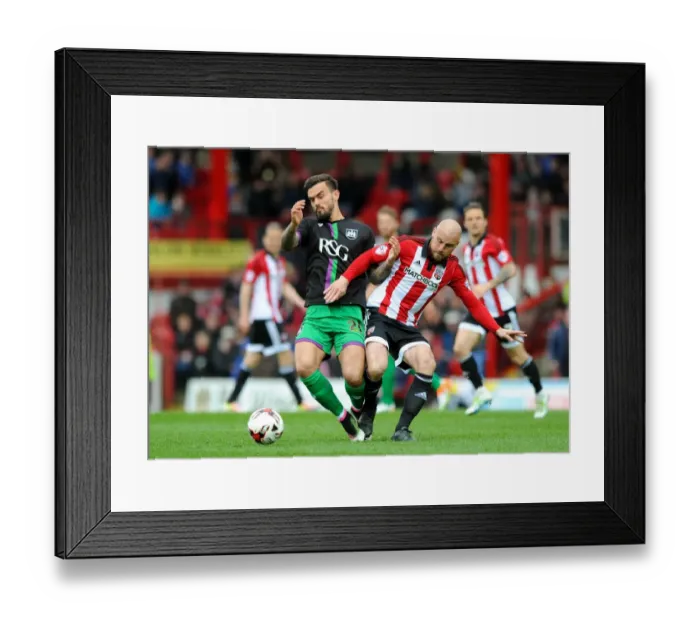Framed Print : Maron Pack vs. Alan McCormack: Intense Battle for the Ball - Brentford v Bristol City, Sky Bet Championship Framed Print : Maron Pack vs. Alan McCormack: Intense Battle for the Ball - Brentford v Bristol City, Sky Bet Championship